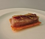 Lingote de marmitako con patata crujiente y cerezas de Caderechas