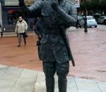Estatua policia en bronce